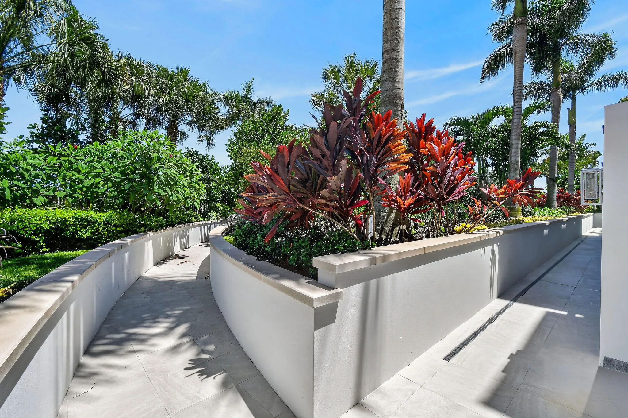 Walkway from Condo to US1 to beach