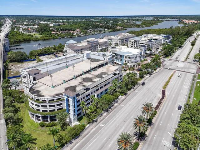 Harbourside Place with shopping and restaurants just steps away