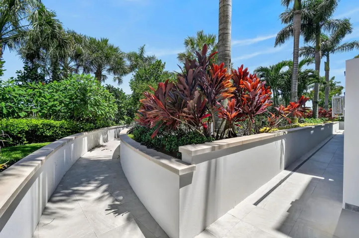 Walkway from Condo to US1 to beach