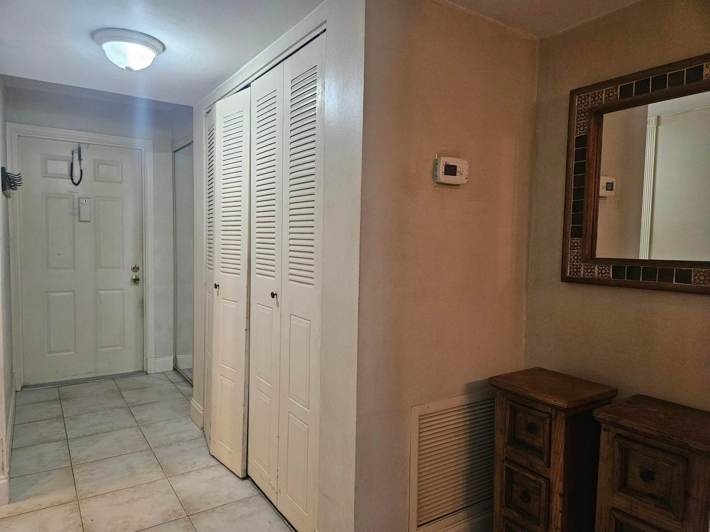 2935 Photo - Foyer4