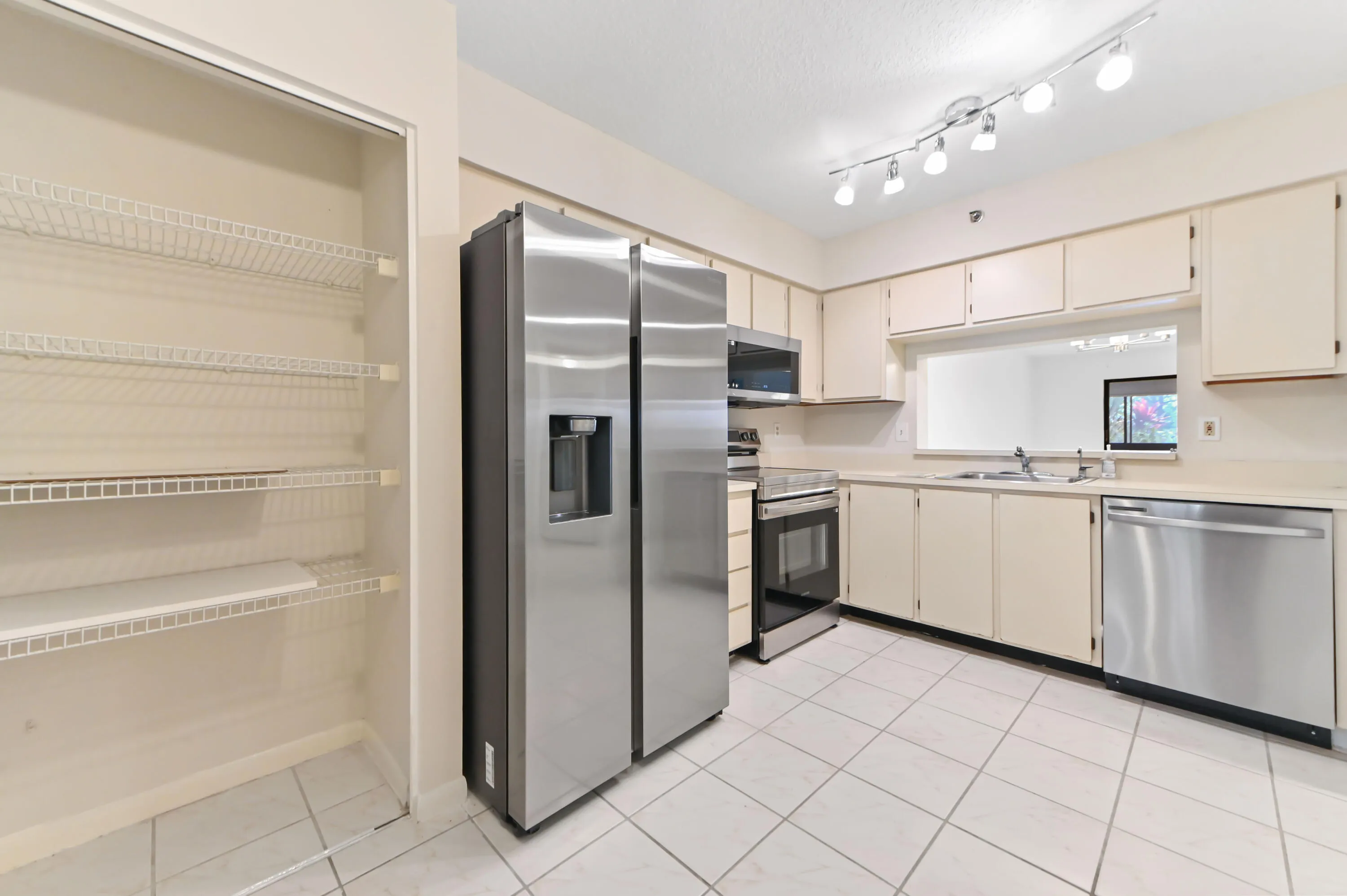 08 kitchen 02
