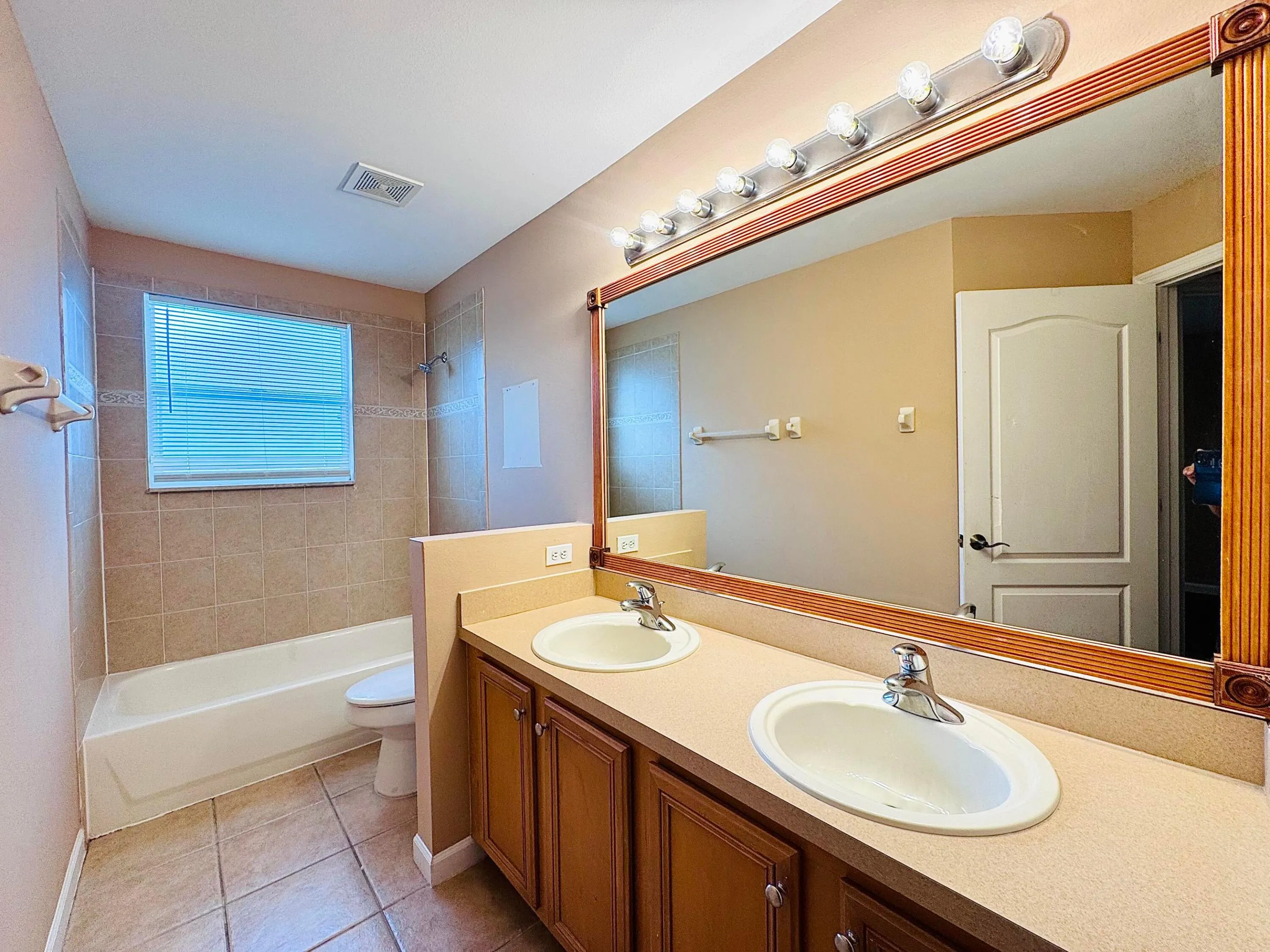 Full Bathroom 2