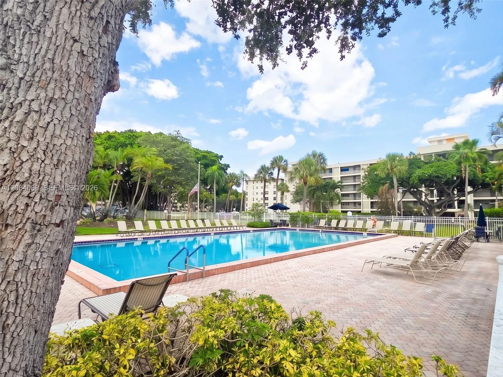 Large Pool to enjoy Florida weather