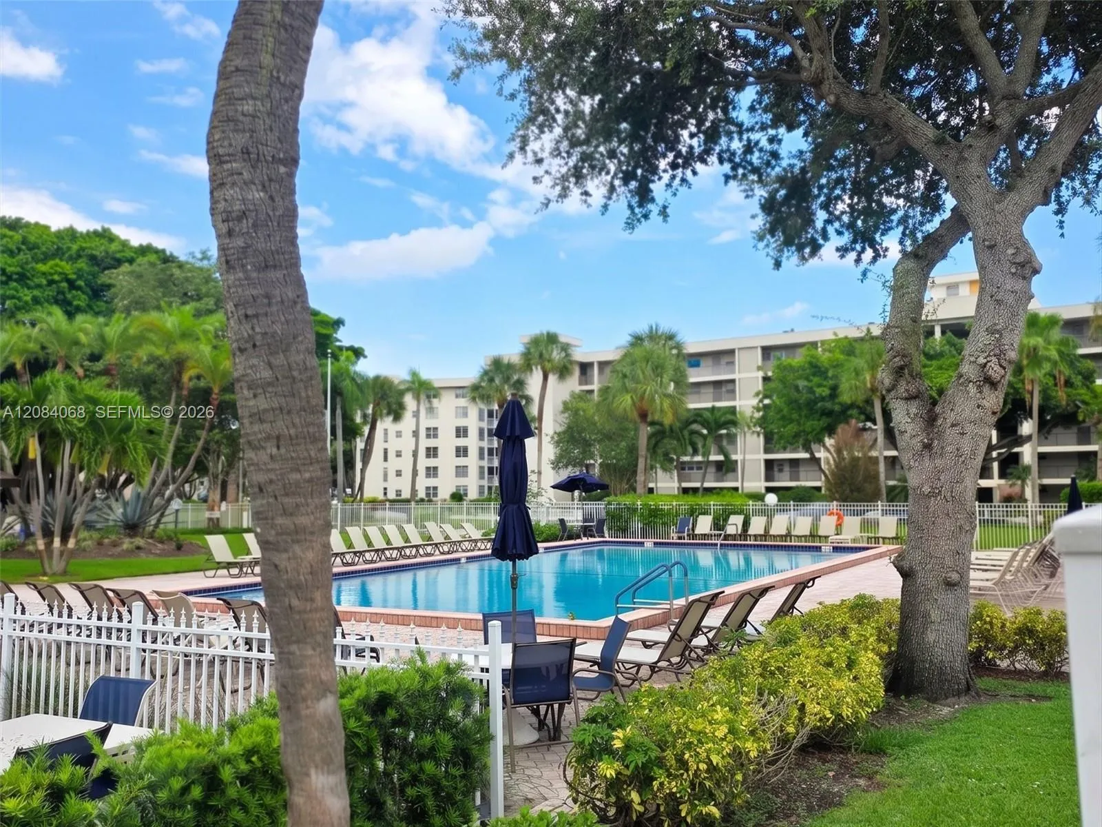 Large Pool to enjoy Florida weather