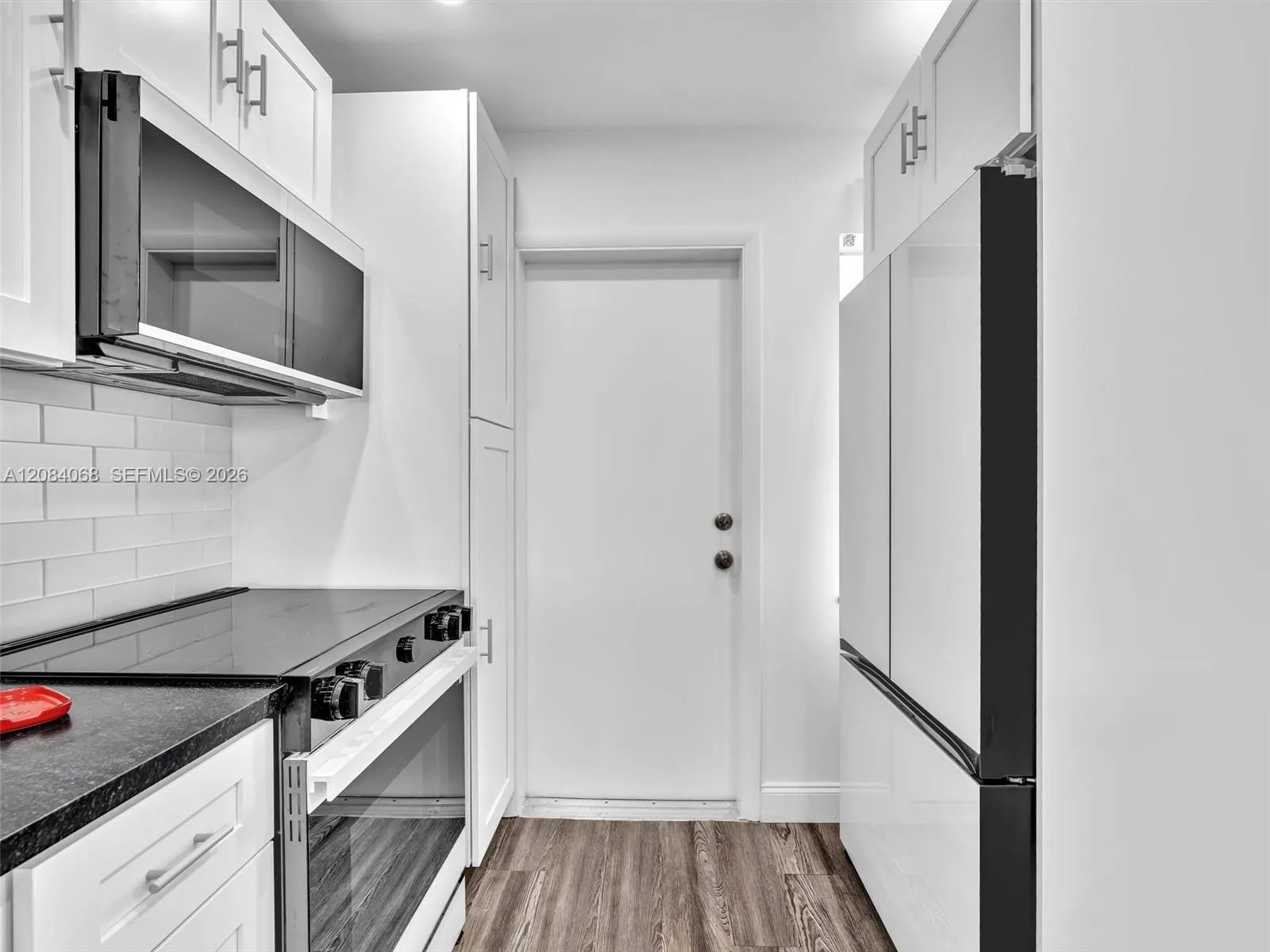 Brand New Kitchen, Top Quality Wood Cabinets and Quartz countertops. Top of the Line appliances.