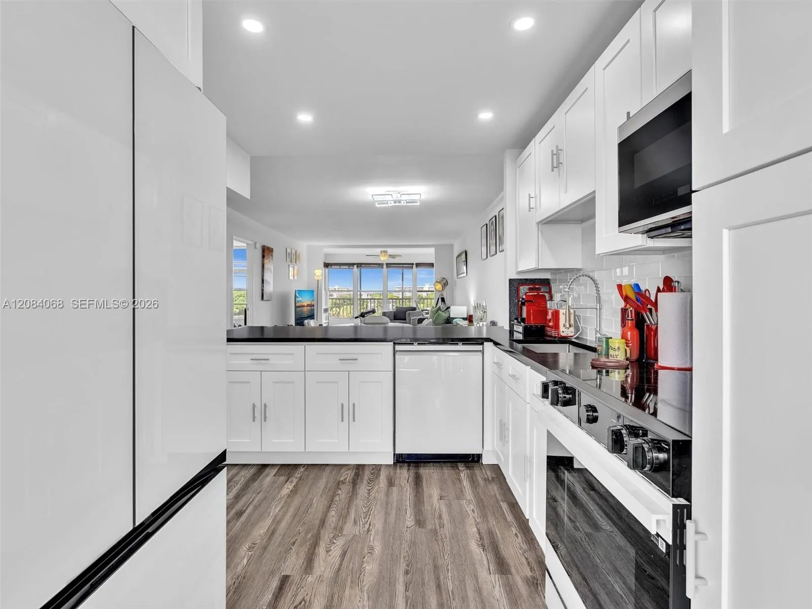 Brand New Kitchen, Top Quality Wood Cabinets and Quartz countertops. Top of the Line appliances.
