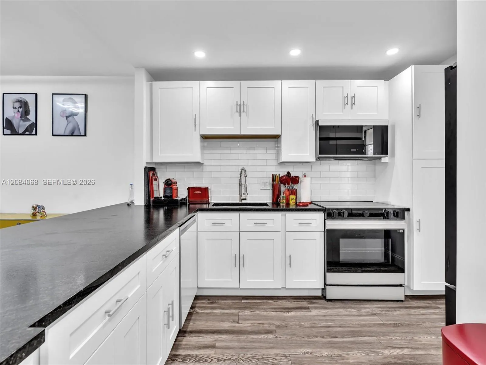 Brand New Kitchen, Top Quality Wood Cabinets and Quartz countertops. Top of the Line appliances.