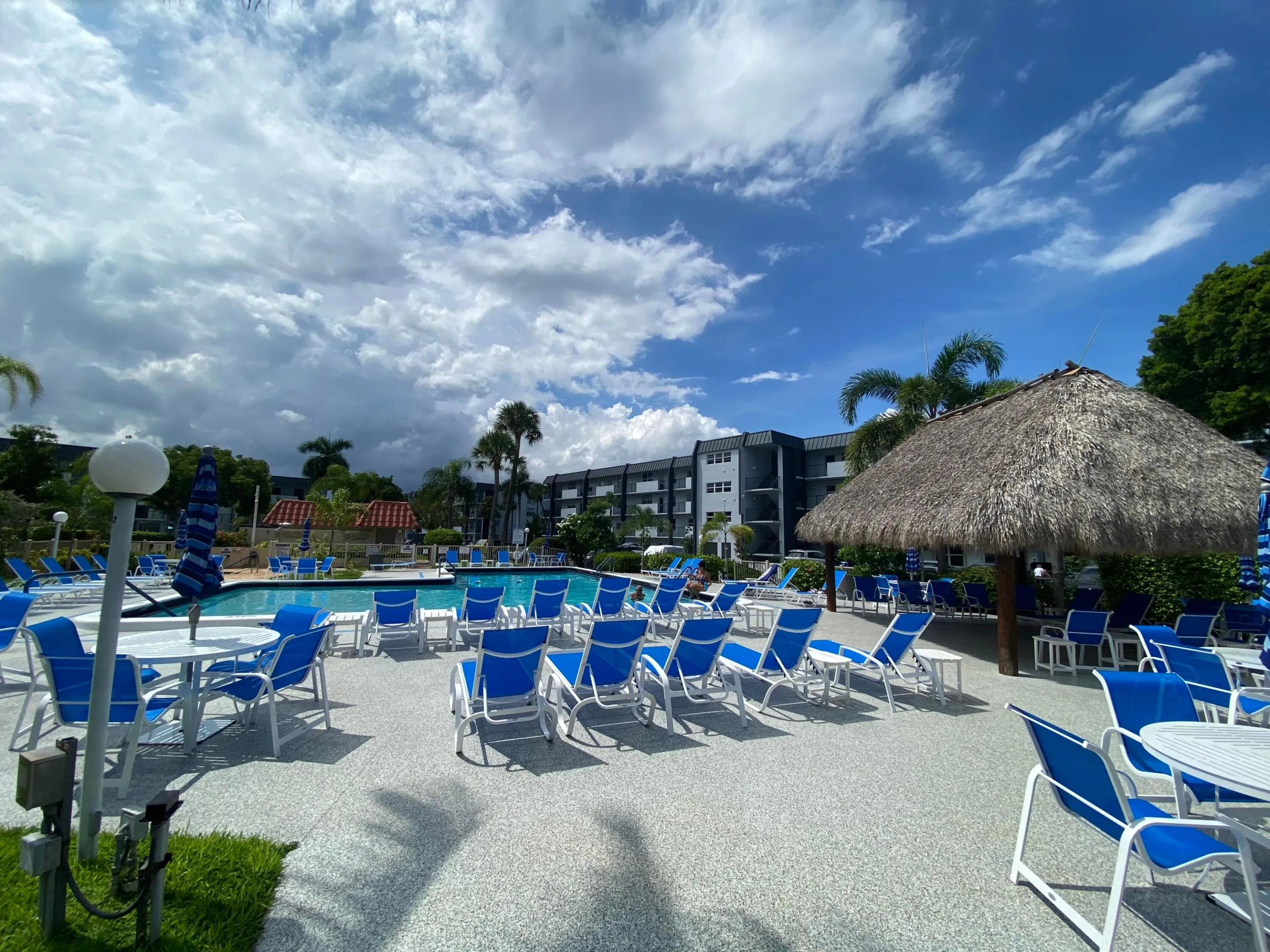 Island Club - pool