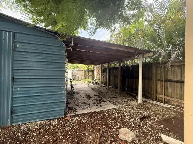 side of Blue storage 520