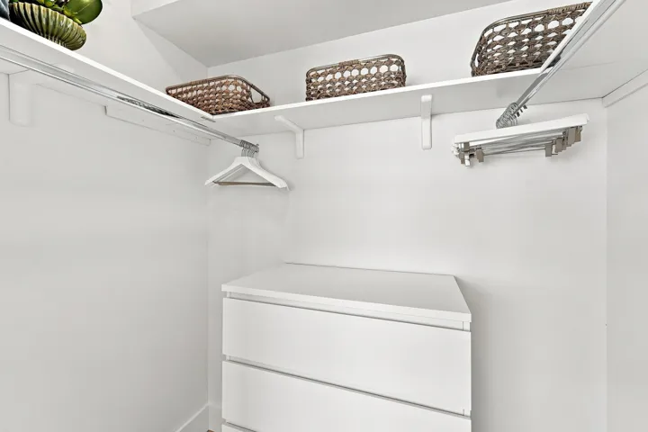 Walk - in- closet