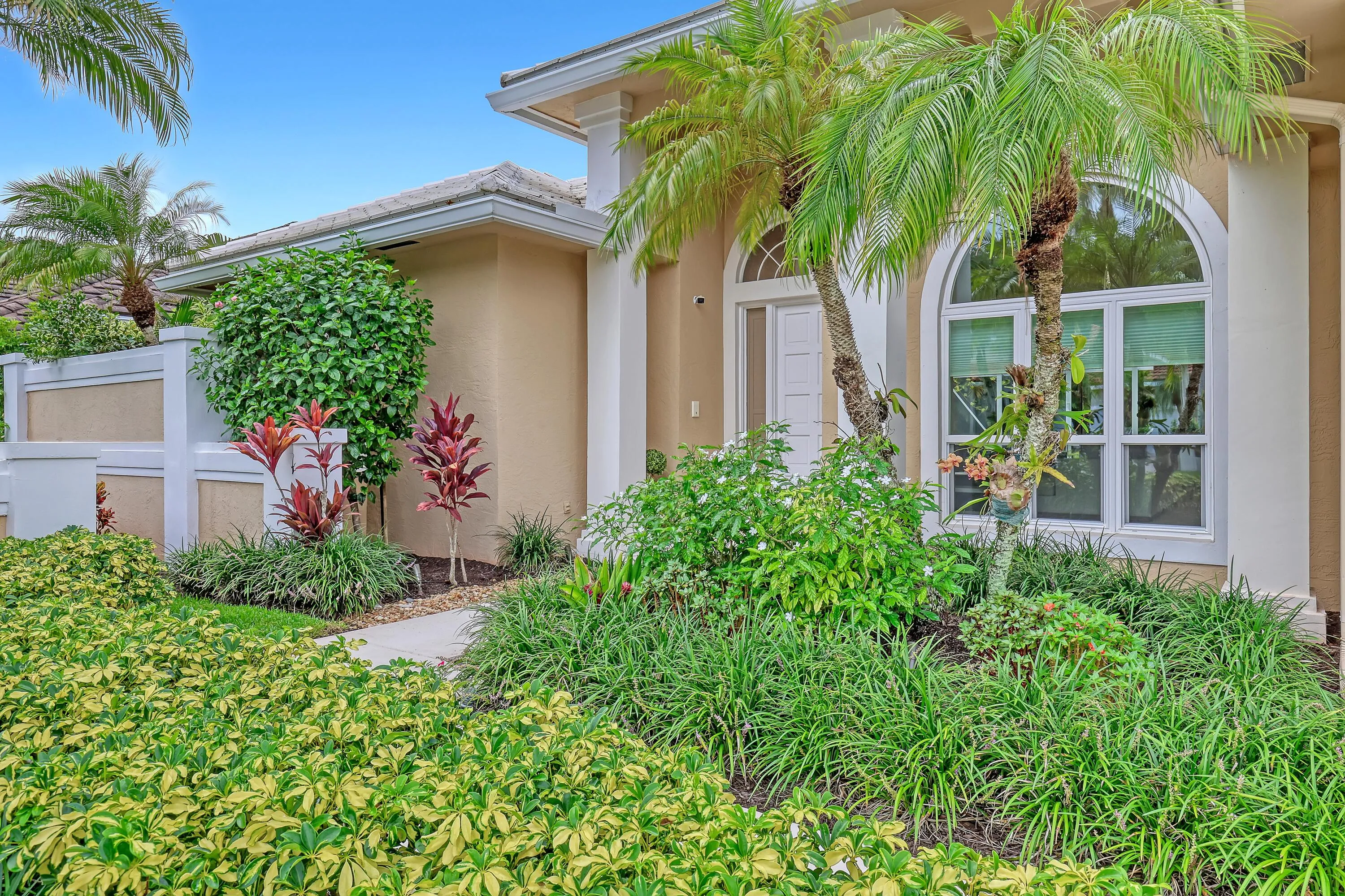 Landscaped Front Ent w/Impact Window