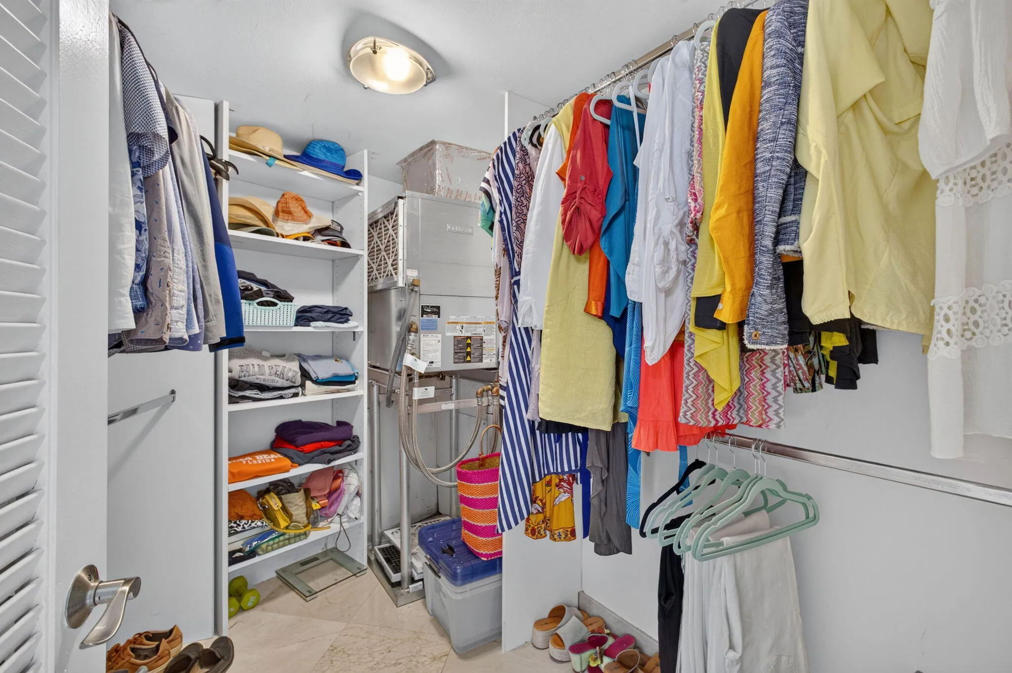 WALK IN CLOSET