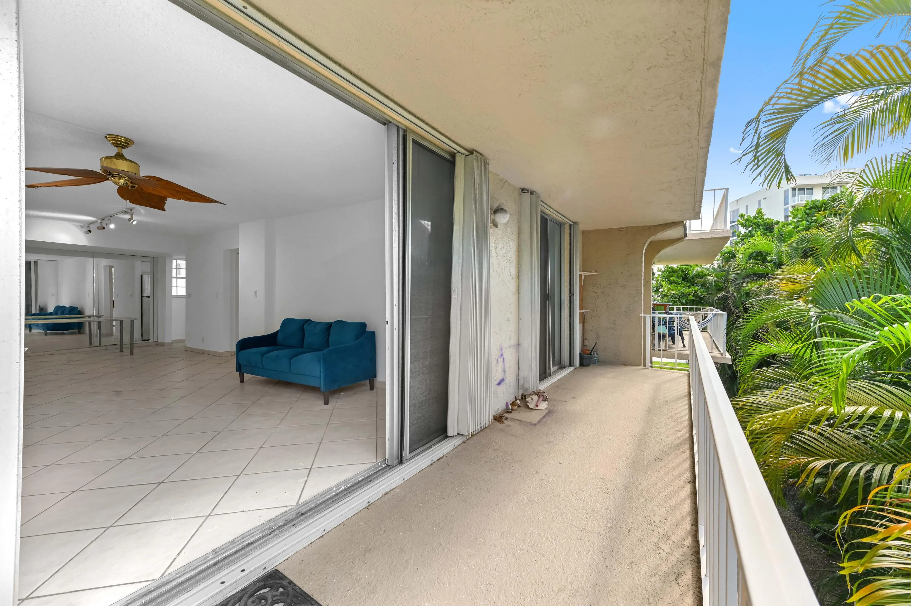 27 Balcony 04