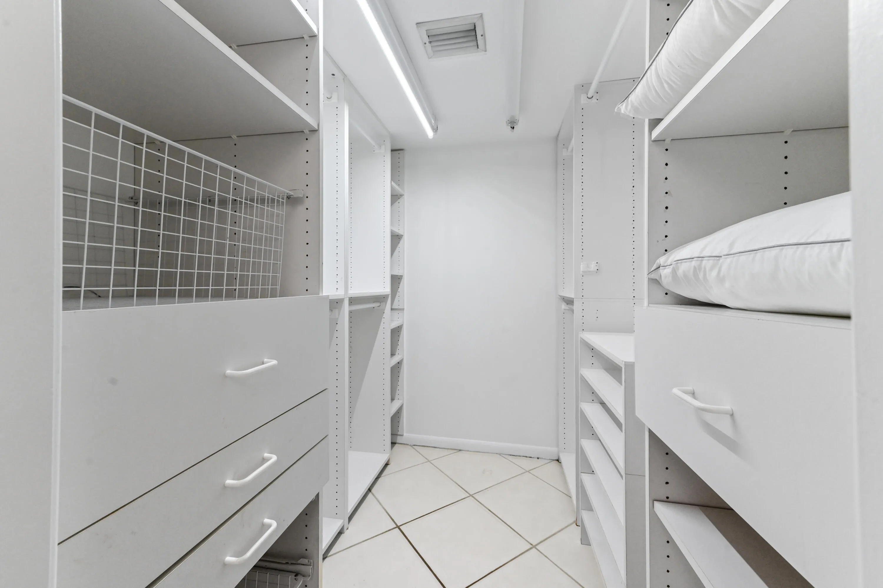 WALKIN CLOSET BR 1