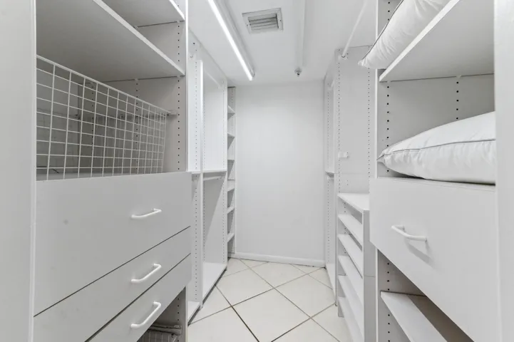 WALKIN CLOSET BR 1