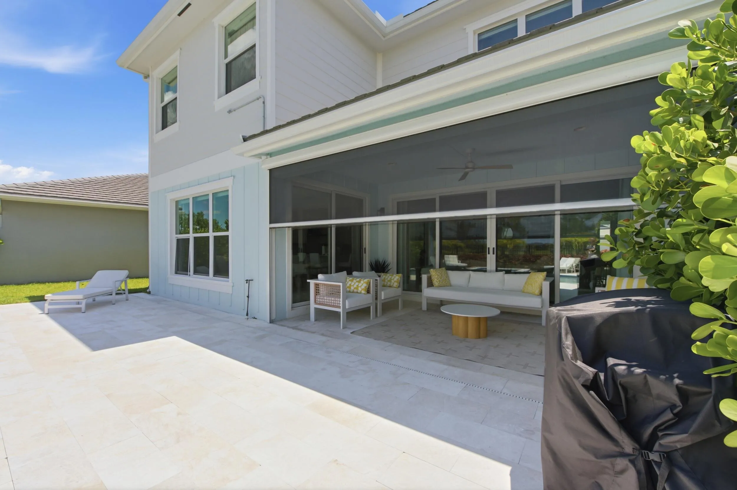 Large lanai with a remote screen