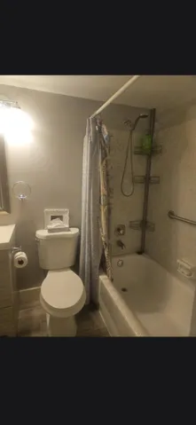 Combo tub,shower in ensuite