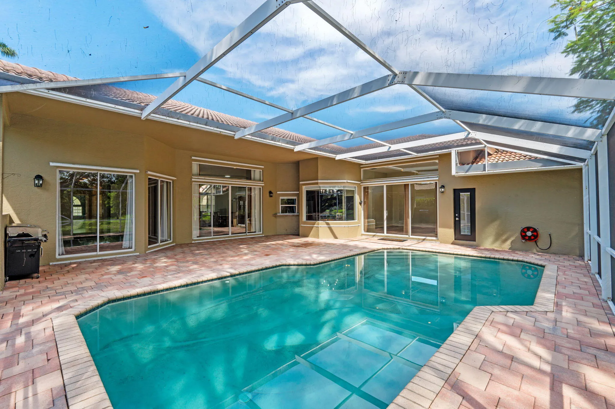 53-web-or-mls-A7408078