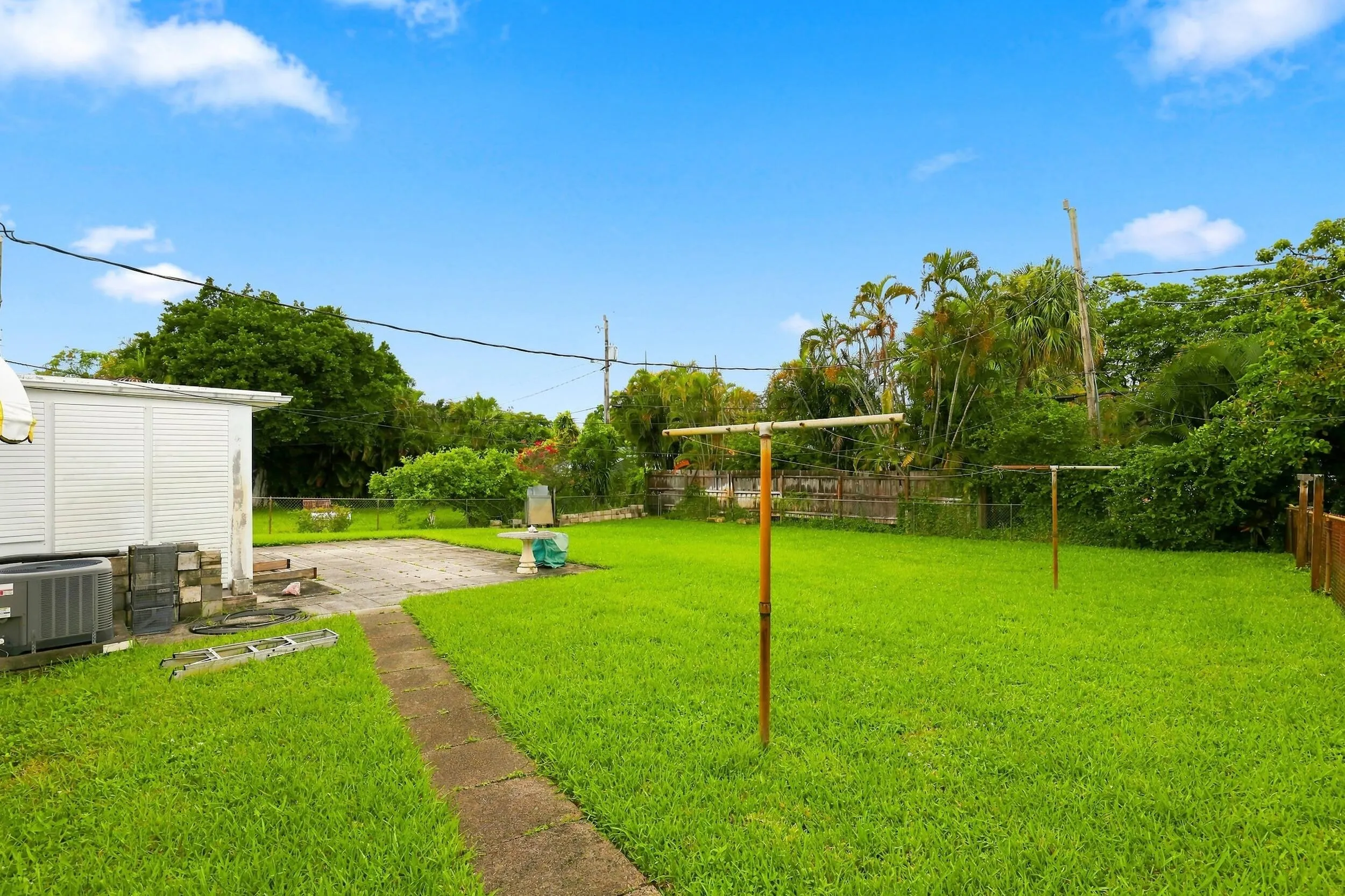 933 Upland Rd - Pineapple Park