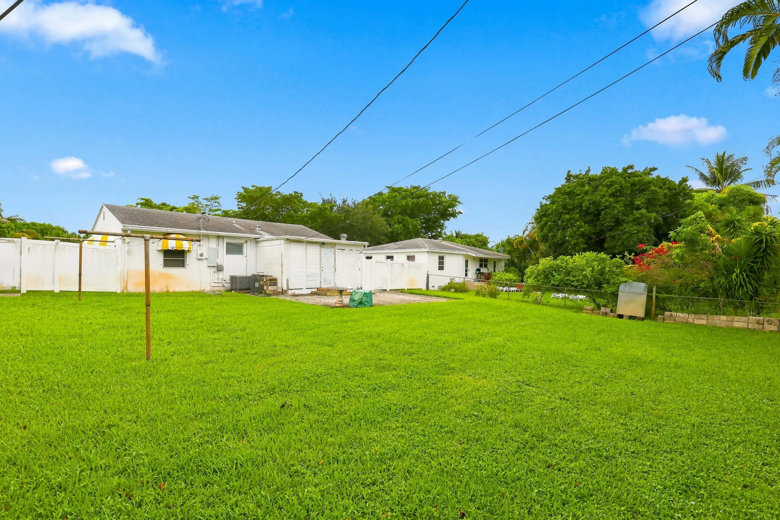 933 Upland Rd - Pineapple Park