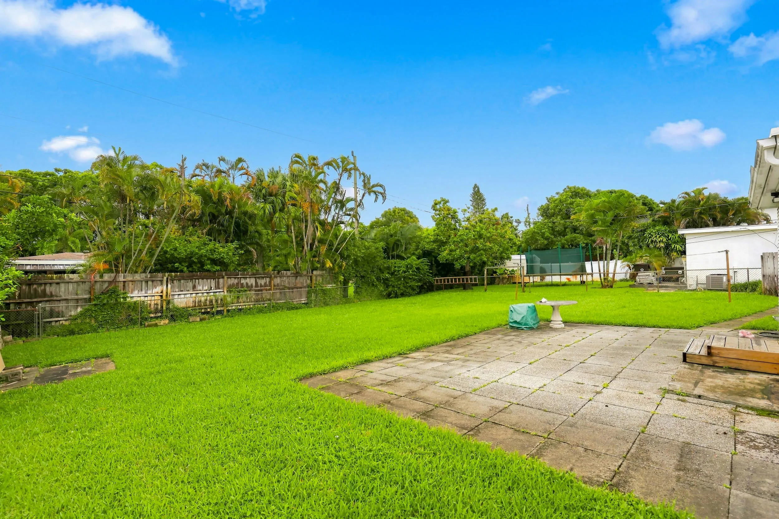 933 Upland Rd - Pineapple Park