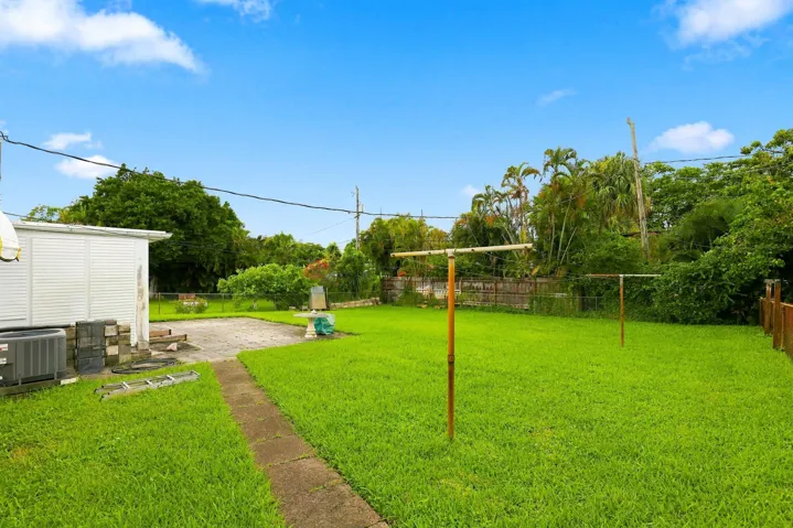 933 Upland Rd - Pineapple Park