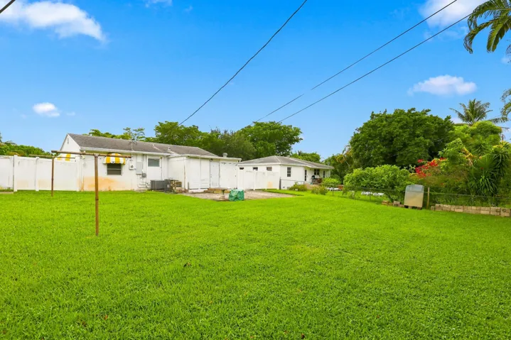 933 Upland Rd - Pineapple Park