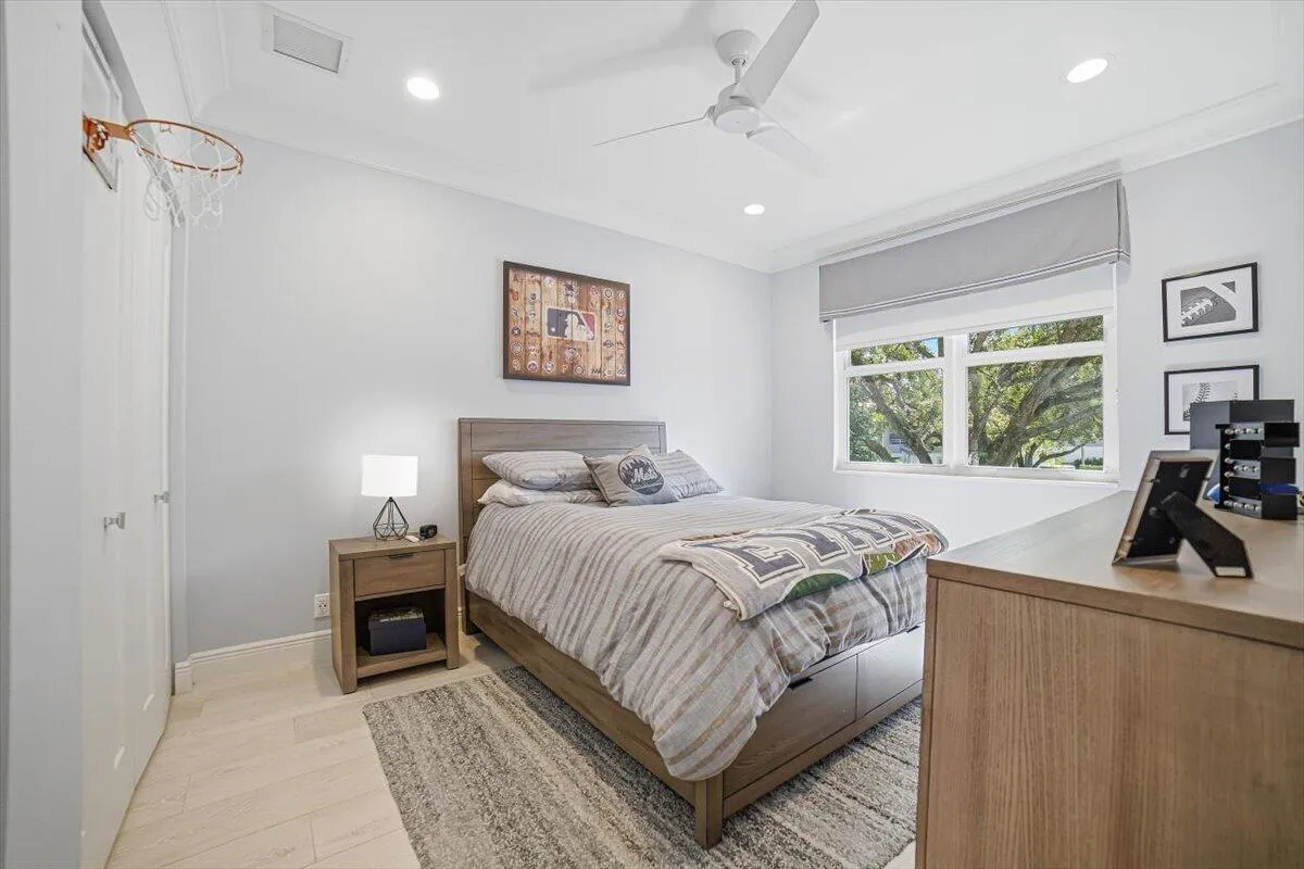 32-Bedroom3