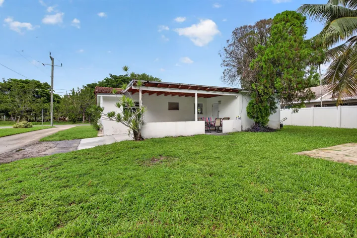 Side Yard and Driveway — Extended Parking for Guests, Boat or RV (Verify City Rules)
