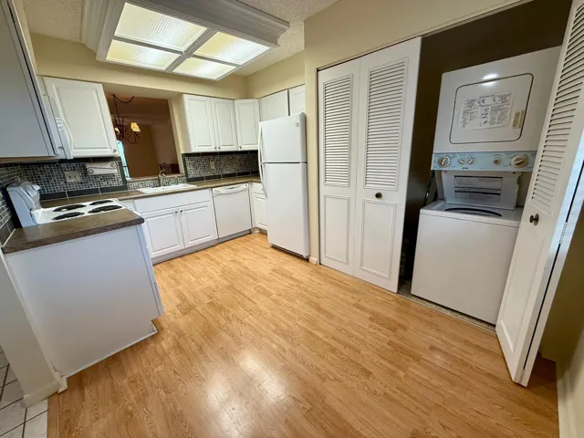 Kitchen with Washer/dryer