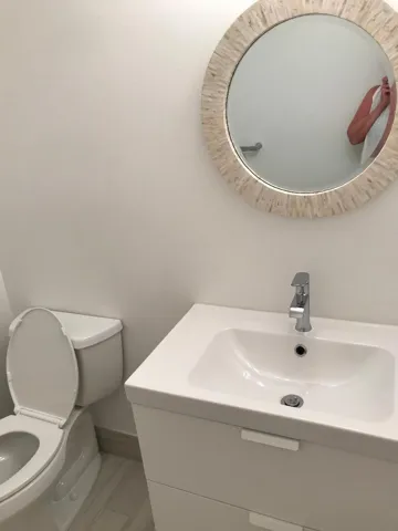 Hall 1/2 bath