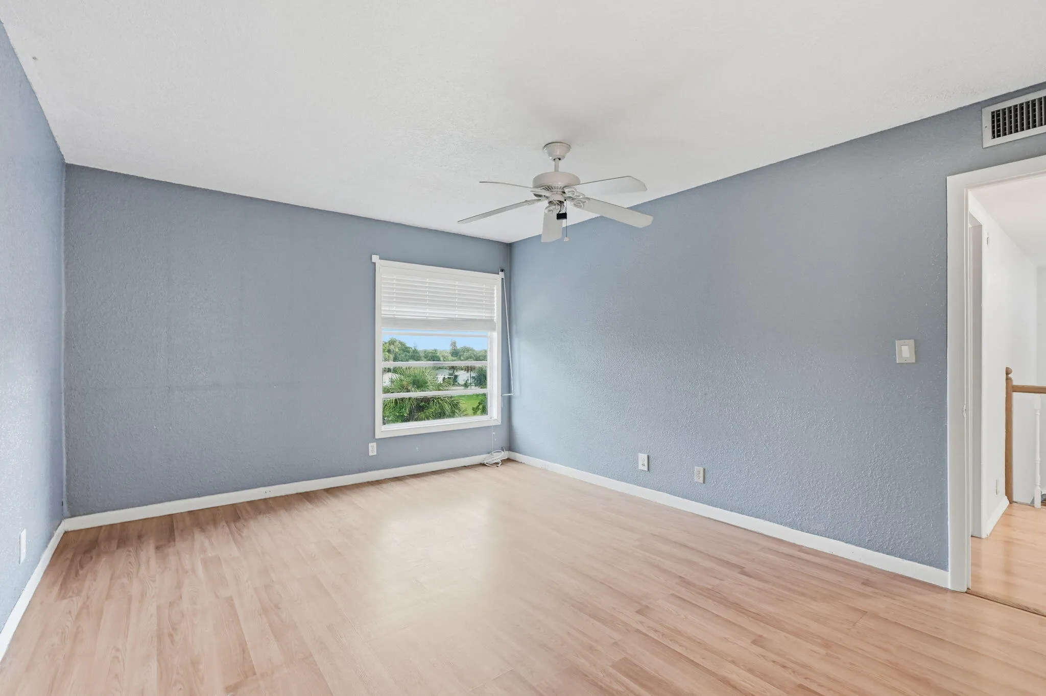 13-web-or-mls-430_Commodore_Dr_Unit_314_