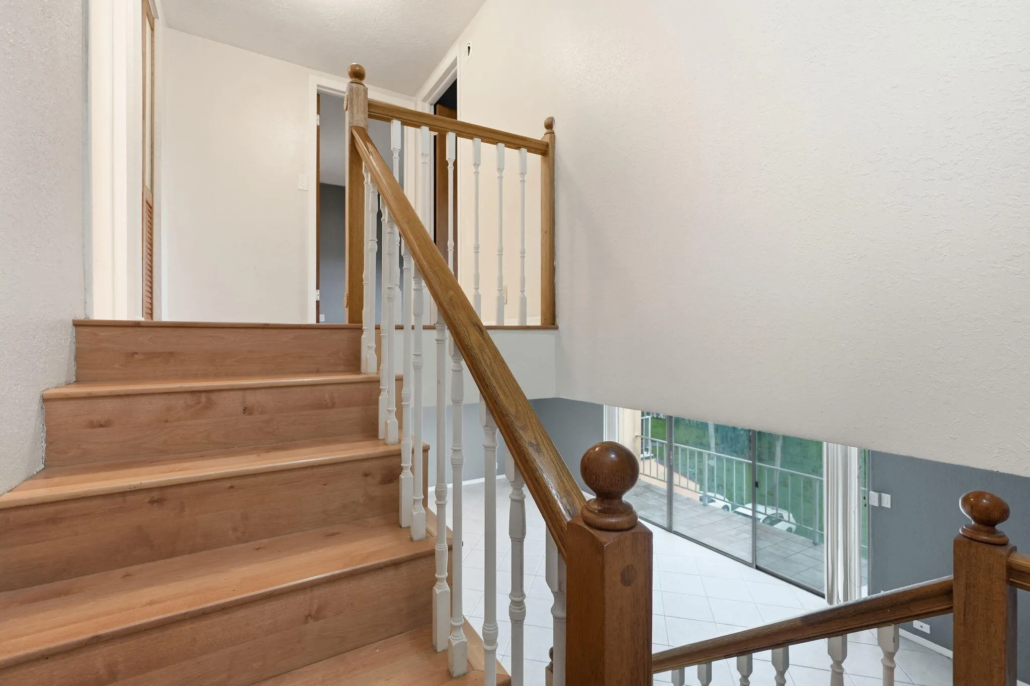 27-web-or-mls-430_Commodore_Dr_Unit_314_