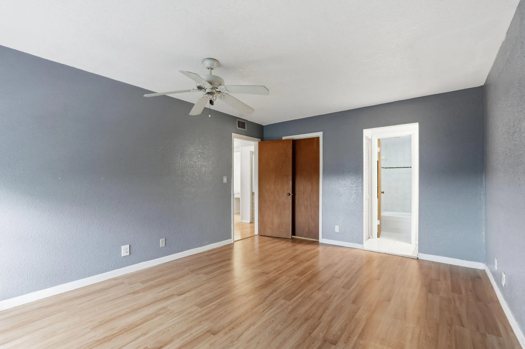 14-web-or-mls-430_Commodore_Dr_Unit_314_