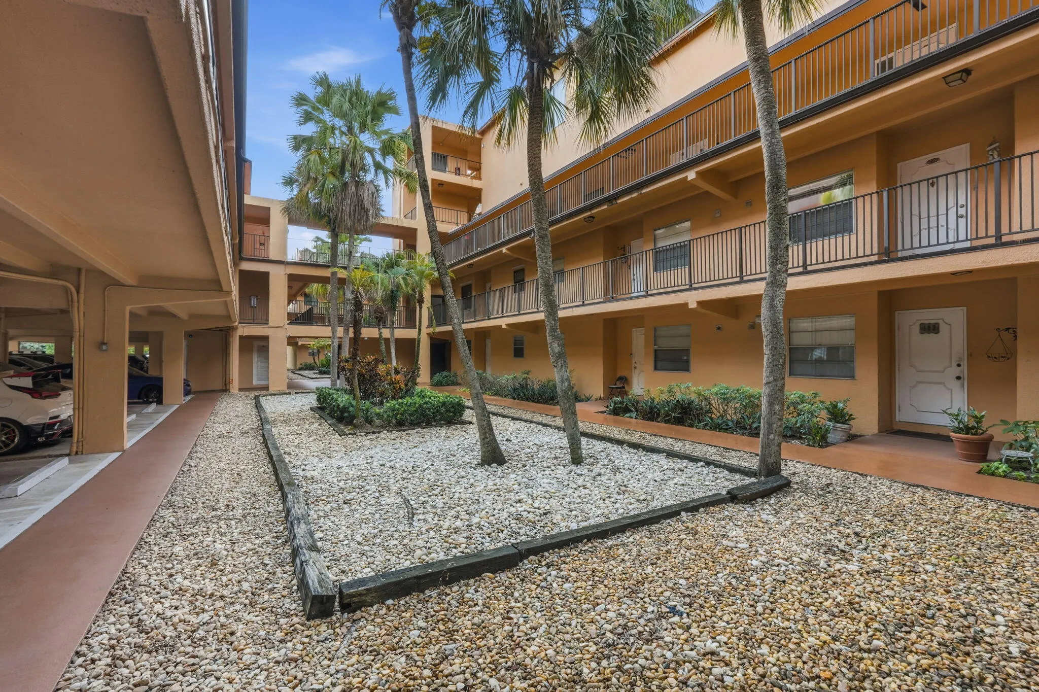 5-web-or-mls-430_Commodore_Dr_Unit_314_0
