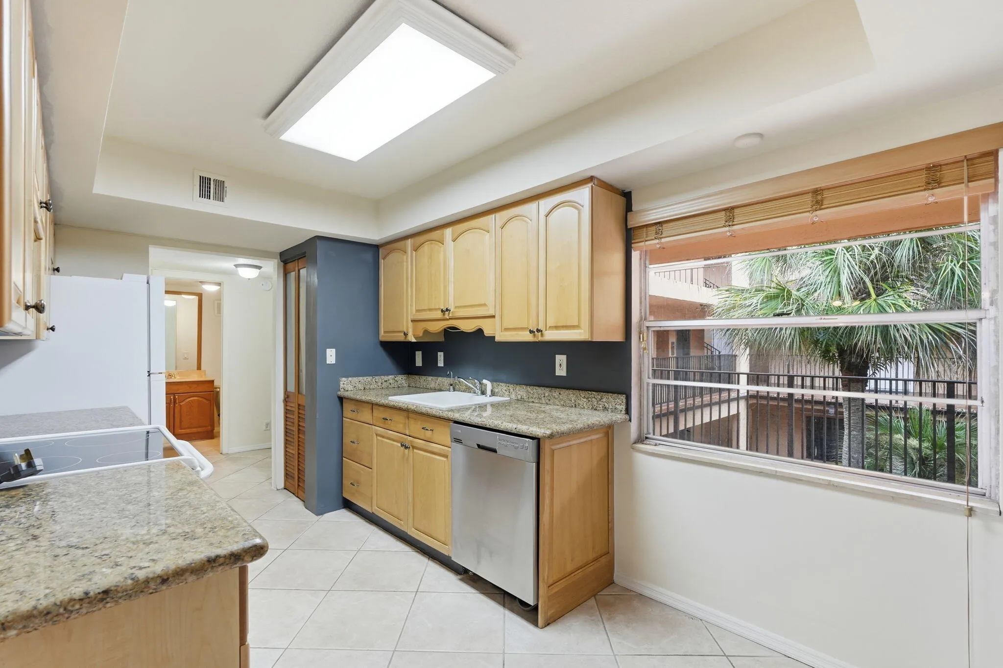 37-web-or-mls-430_Commodore_Dr_Unit_314_