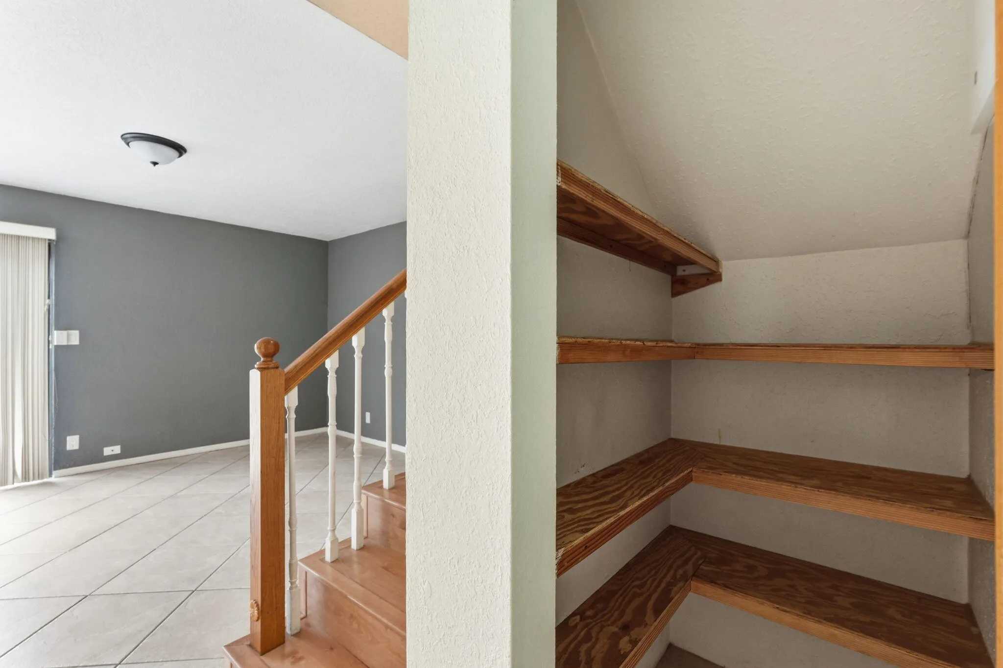 46-web-or-mls-430_Commodore_Dr_Unit_314_