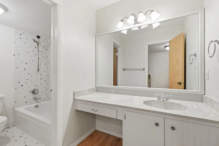 22-web-or-mls-430_Commodore_Dr_Unit_314_