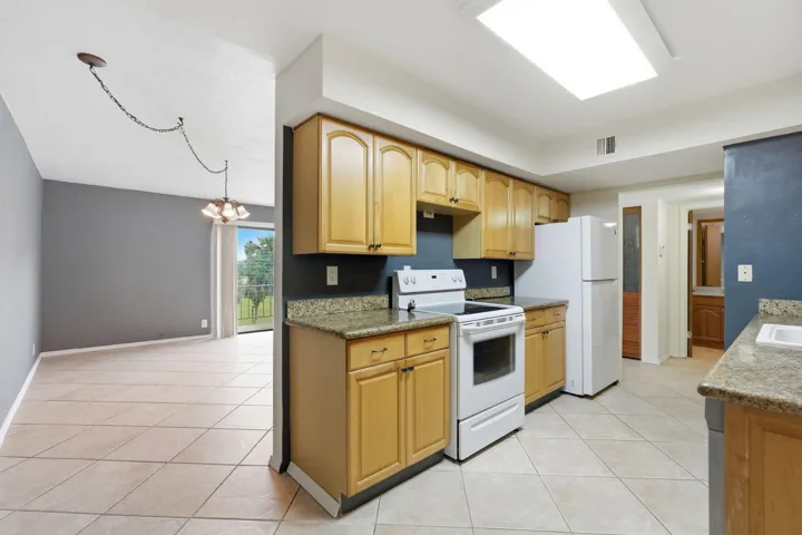 38-web-or-mls-430_Commodore_Dr_Unit_314_