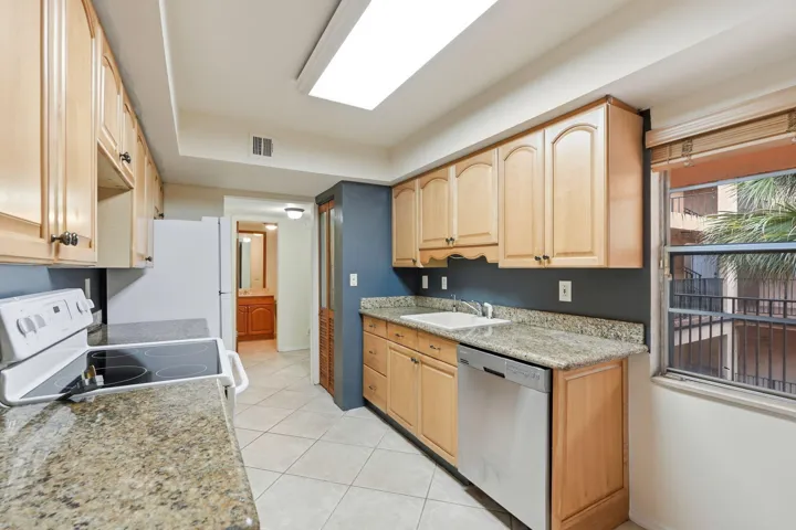 33-web-or-mls-430_Commodore_Dr_Unit_314_