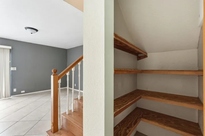 46-web-or-mls-430_Commodore_Dr_Unit_314_