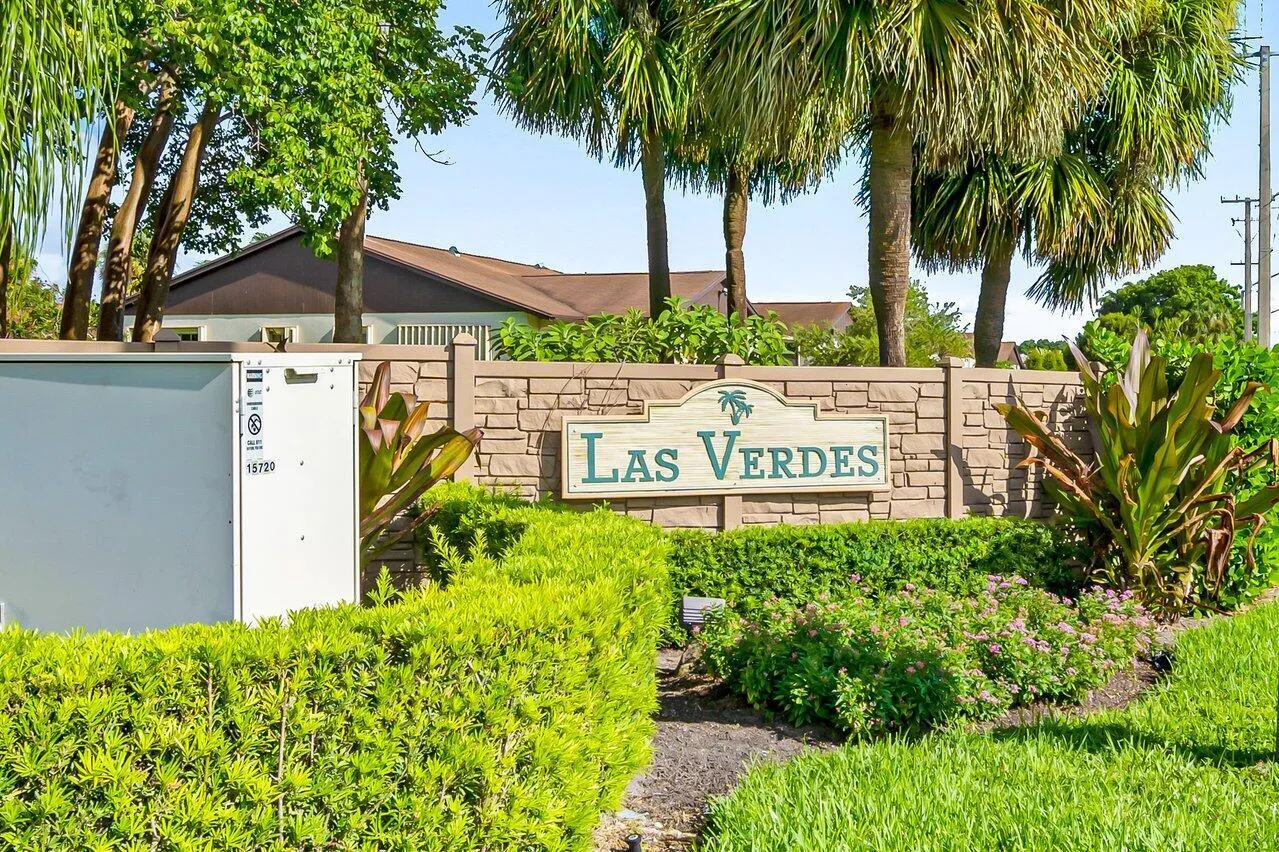 Las Verdes entrance sign