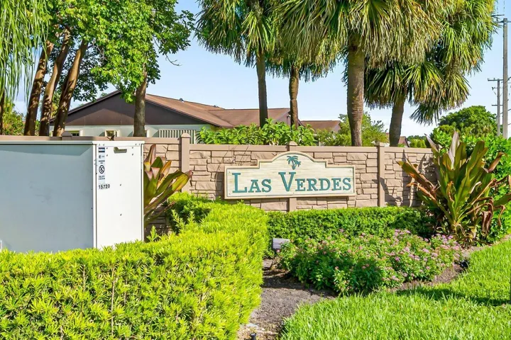 Las Verdes entrance sign