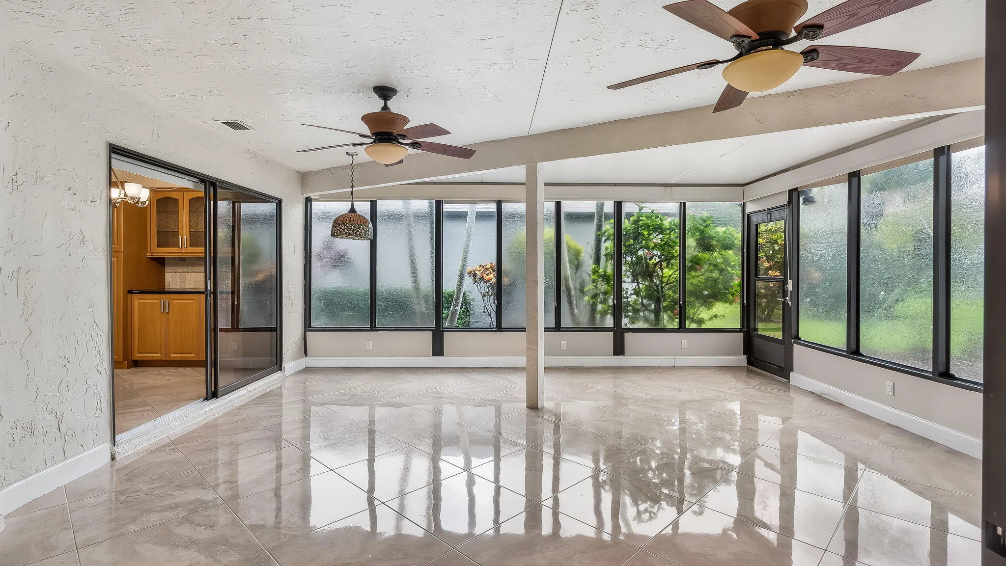 Sunroom (air conditioned)