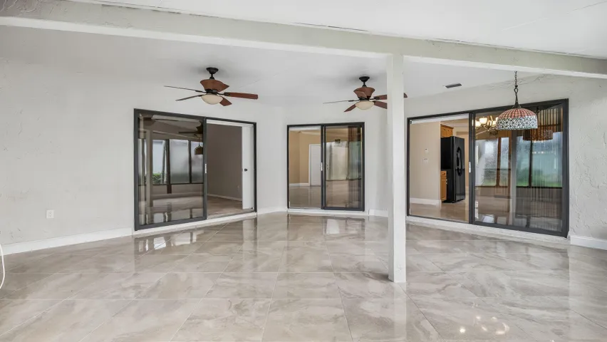 Sunroom (air conditioned)
