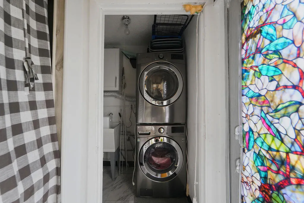 Utility Room with Laundry Tub
