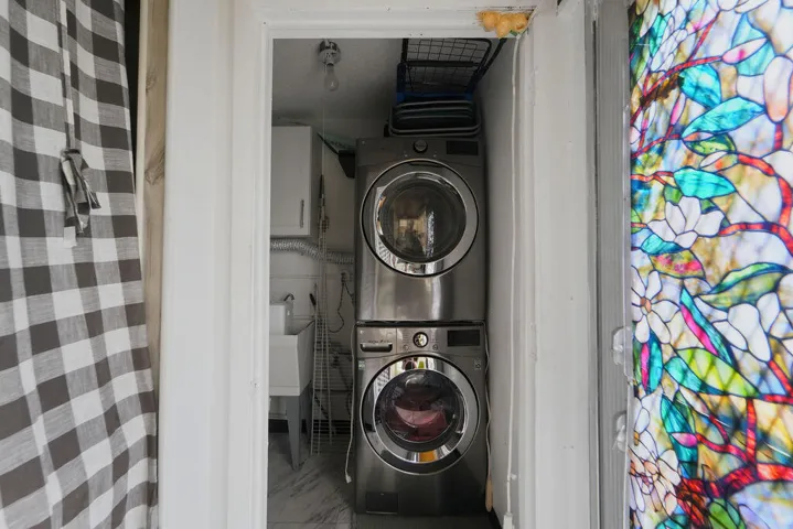 Utility Room with Laundry Tub
