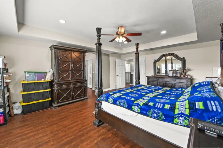 Wood-finish flooring with neutral wall tones
