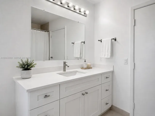 Second Bedroom's Private Bathroom