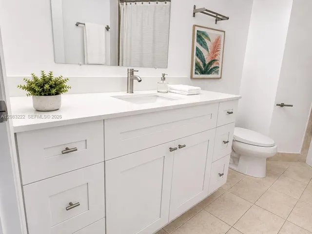 Primary Bedroom's Bathroom